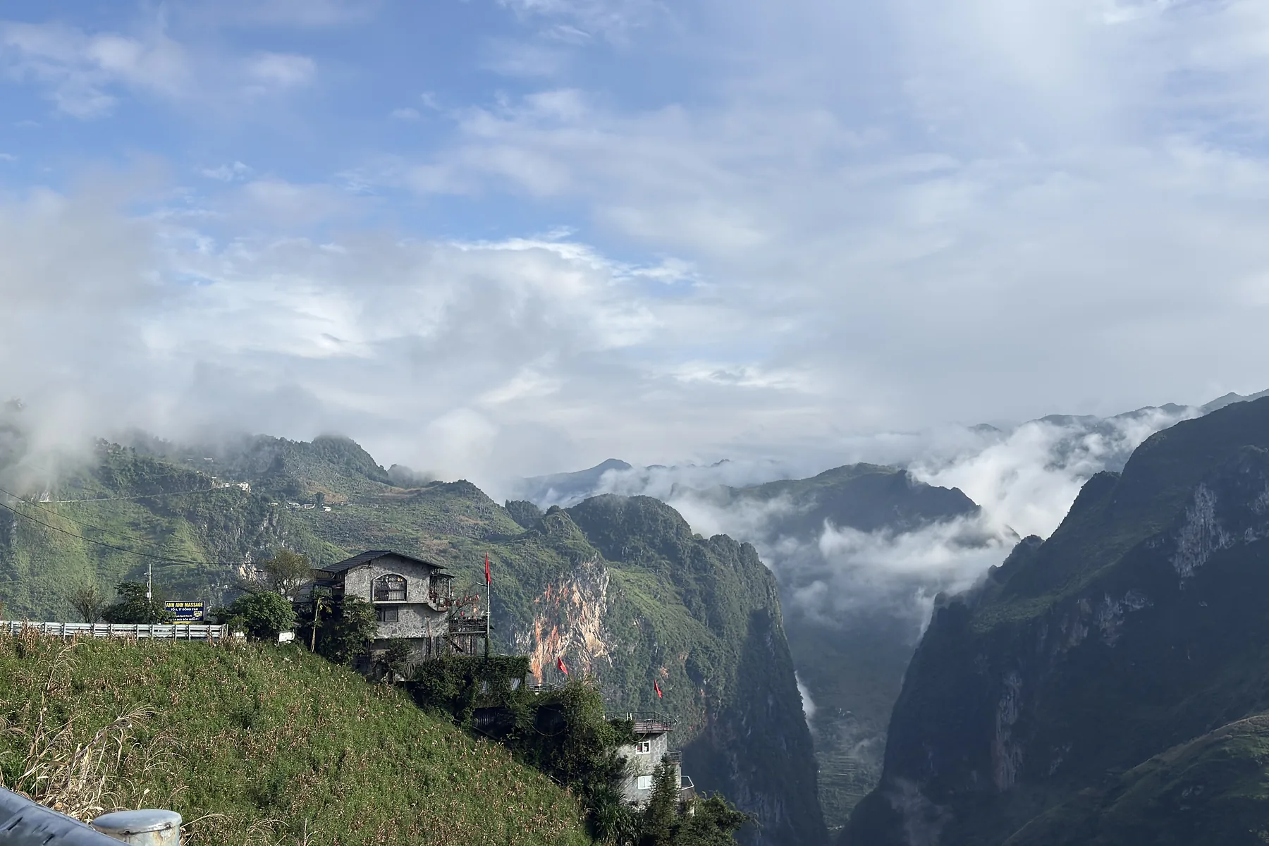 Mây thấp phủ quanh đường núi Hà Giang trong mùa mưa